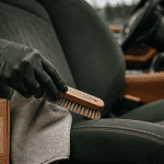 nettoyage siege alcantara main brosse
