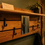 Porte manteau palettes en bois récup, patères noires et miroir