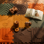 Puzzle tapis mousse sur parquet avec jouets et livre