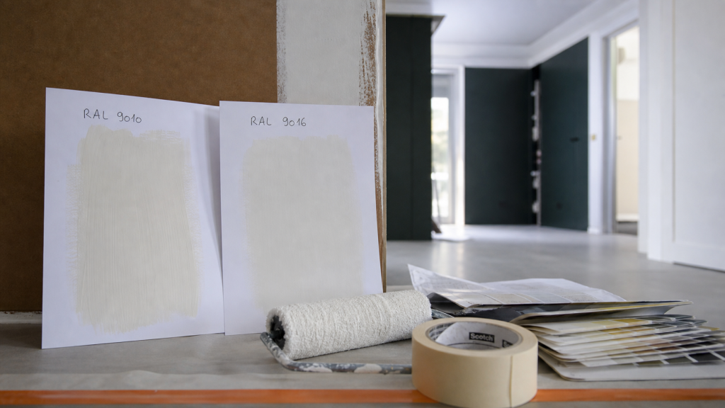 ral 9010 ou 9016 : échantillons blancs de peinture sur mur en rénovation