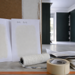 ral 9010 ou 9016 : échantillons blancs de peinture sur mur en rénovation