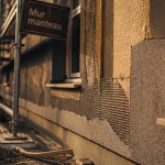 Ravalement ITE : façade isolée sur échafaudage