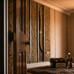 Isoler phoniquement une pièce : porte entrouverte et contre-cloison phonique en travaux