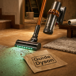 Meilleur aspirateur balai Dyson sur parquet clair, poussière visible et brosse LED