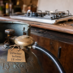 Quelle bouteille de gaz pour gazinière : bouteille butane 13 kg et détendeur visible