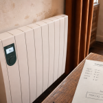 Radiateur à inertie comparatif : inertie sèche ou fluide, puissance et thermostat, panneau de programmation