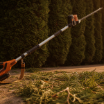 Taille haies electriques telescopiques : tête et lames en action