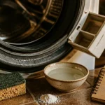 Astuce grand mère odeur lave-linge : vinaigre et bicarbonate dans le hublot