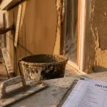 Crepi prix m2 : artisan sur façade en rénovation